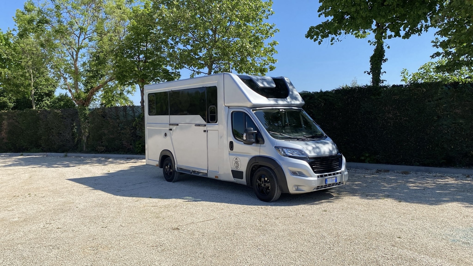 Camioncino cavalli usato patente B . Vista laterale mezzo trasporto equini in perfette condizioni pronto all'uso