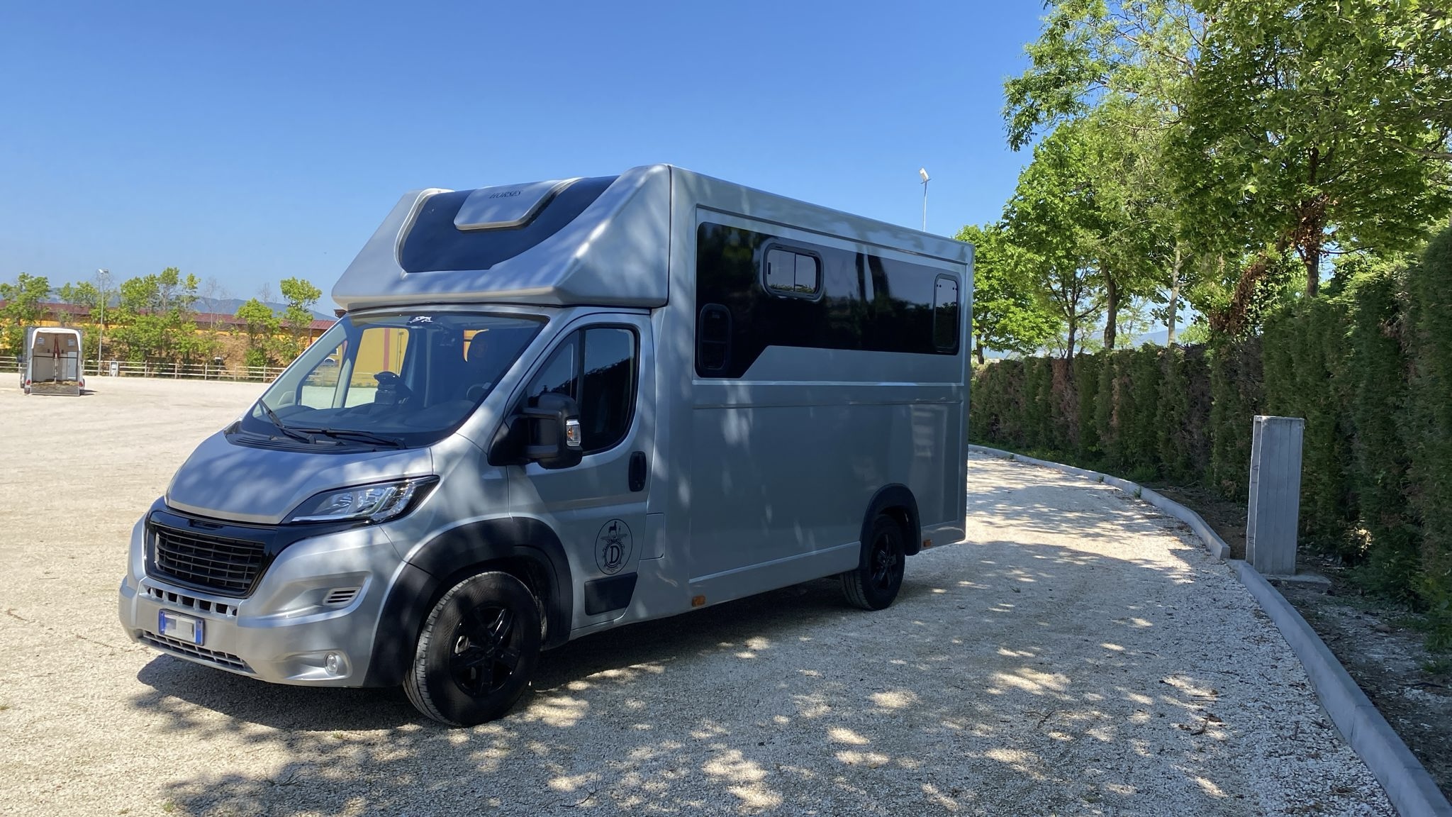 Furgone per trasporto cavalli Euro 6D . Finestrini oscurati per il massimo benessere del cavallo in viaggio