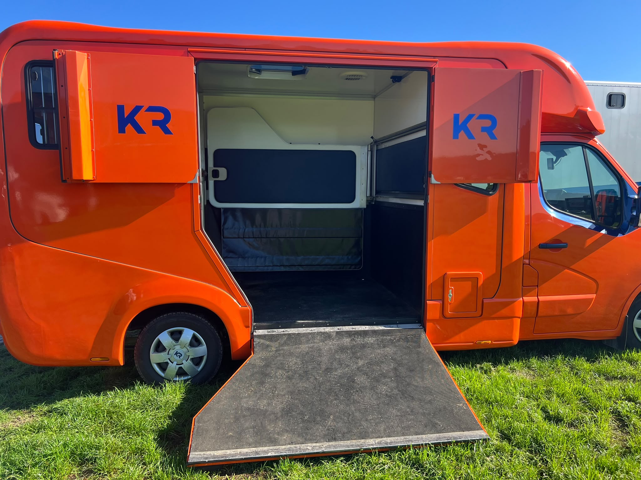 KRISMAR Renault Master usato doppia cabina - vista laterale con rampa carico cavalli aperta
