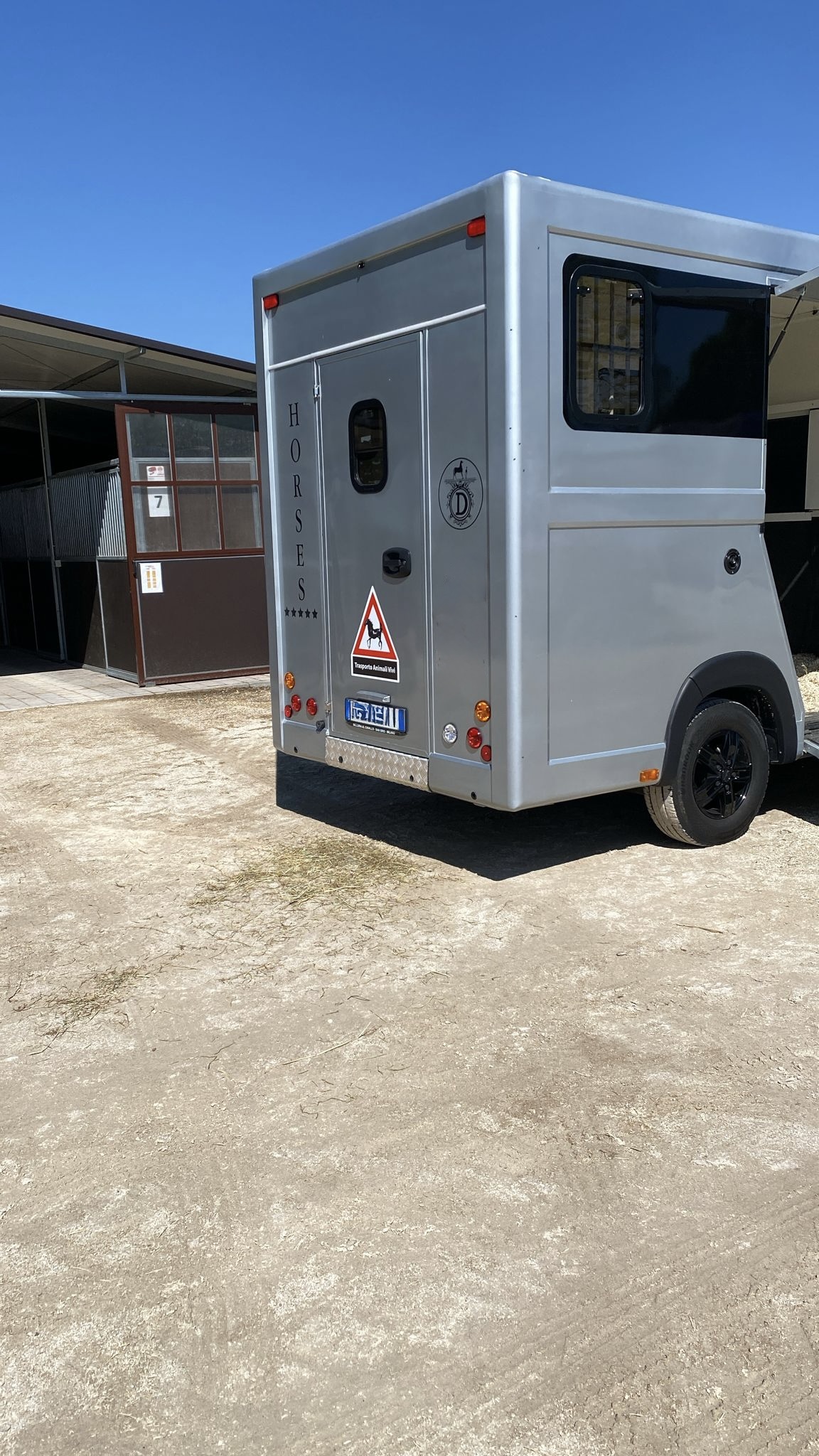 Van trasporto cavalli patente B usato Peugeot Boxer argento, vista posteriore e laterale parcheggiato in scuderia zona Milano