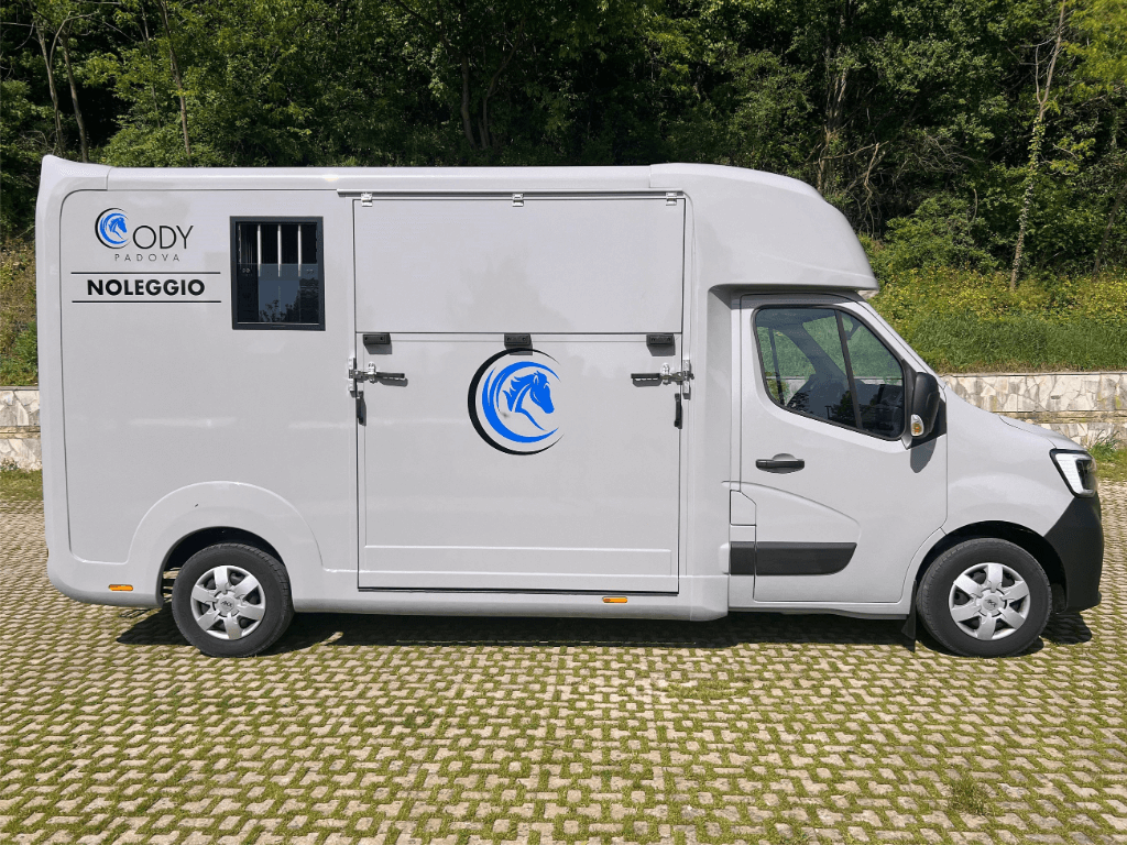 STX MASTER HORSEBOX - Horse Move: la piattaforma per il trasporto cavalli. Noleggia mezzi, trova trasportatori. Confronta prezzi, leggi feedback, paga sicuro.