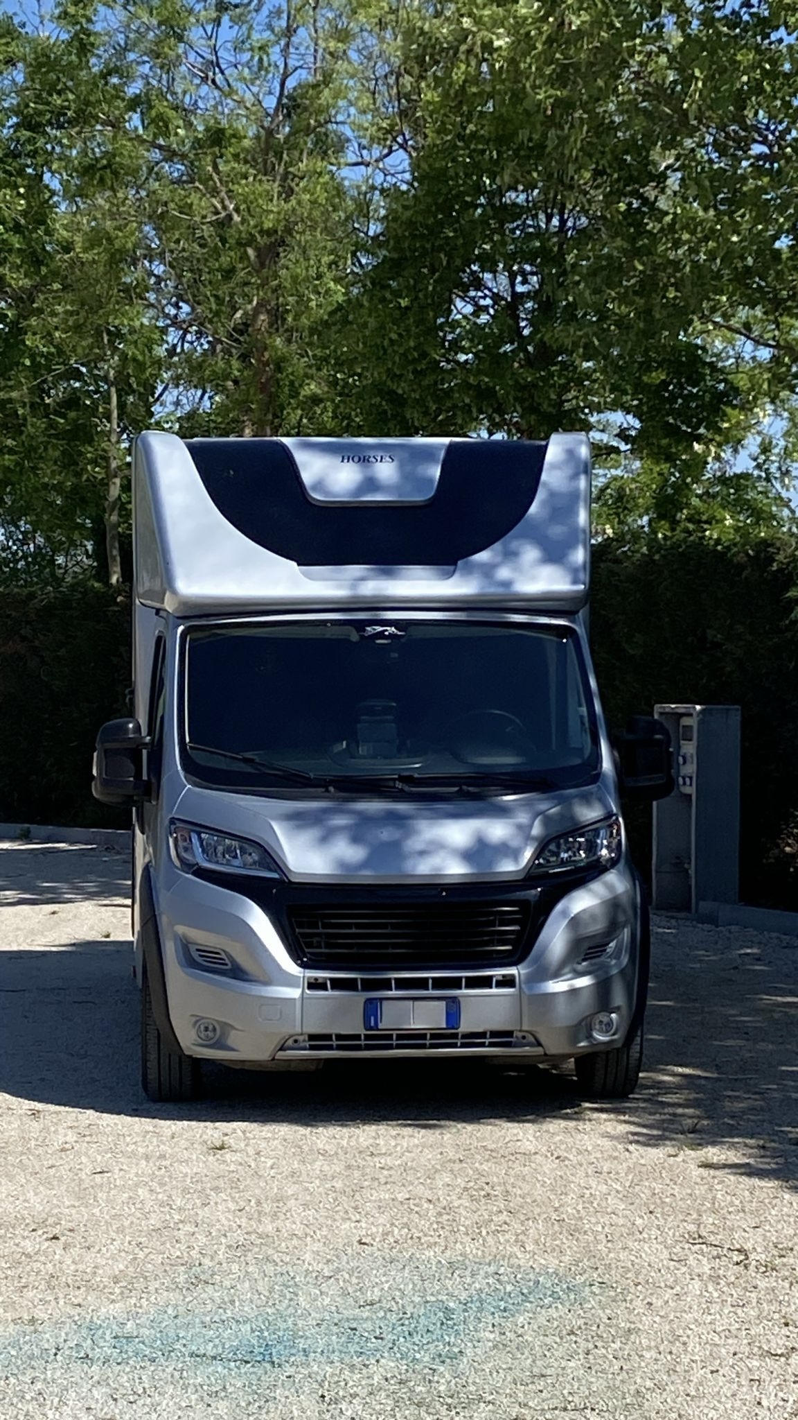 Peugeot Boxer - Horse Move: la piattaforma per il trasporto cavalli. Noleggia mezzi, trova trasportatori. Confronta prezzi, leggi feedback, paga sicuro.