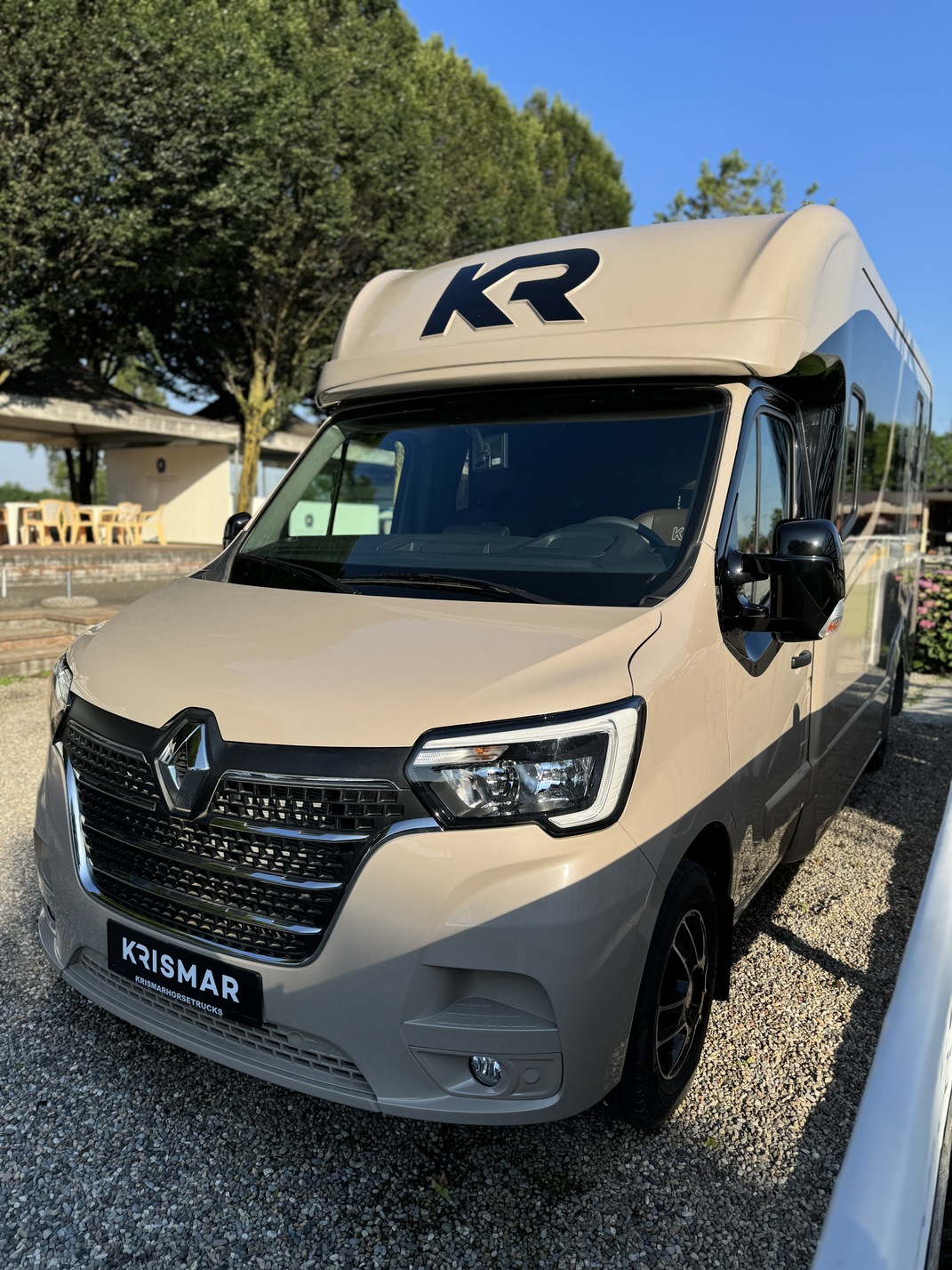 KRISMAR Renault Master - Horse Move: la piattaforma per il trasporto cavalli. Noleggia mezzi, trova trasportatori. Confronta prezzi, leggi feedback, paga sicuro.