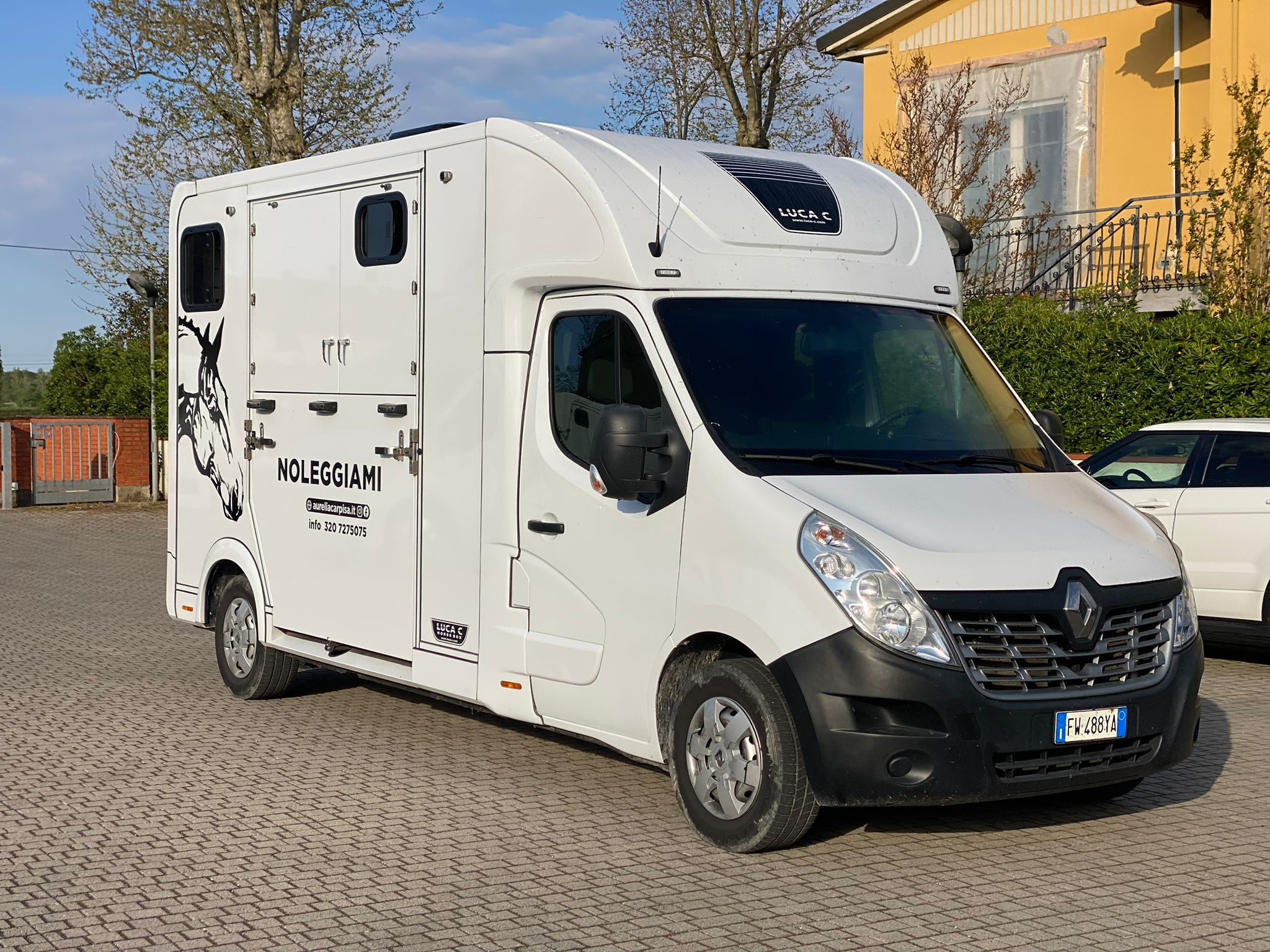 Renault Master  - Horse Move: la piattaforma per il trasporto cavalli. Noleggia mezzi, trova trasportatori. Confronta prezzi, leggi feedback, paga sicuro.