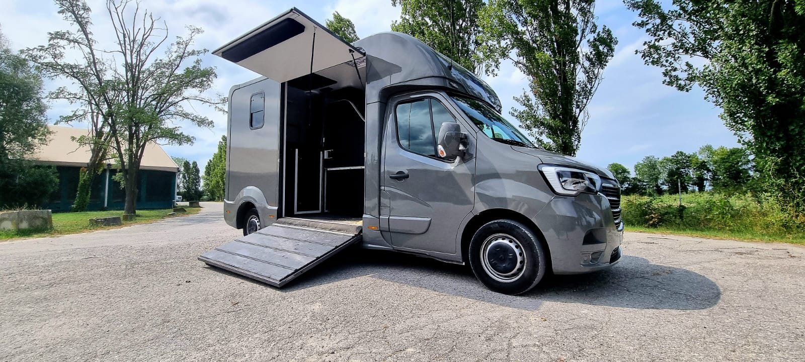 Renault Master Gancio Traino - Horse Move: la piattaforma per il trasporto cavalli. Noleggia mezzi, trova trasportatori. Confronta prezzi, leggi feedback, paga sicuro.