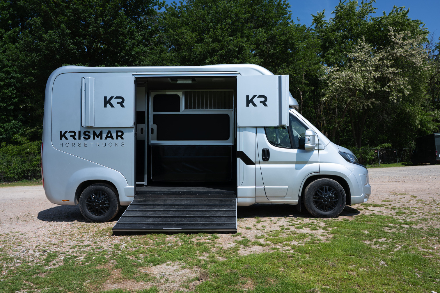 PRONTA CONSEGNA - Krismar Opel Movano Stalloni 3 Posti - Silver Grey Edition - Horse Move: la piattaforma per il trasporto cavalli. Noleggia mezzi, trova trasportatori. Confronta prezzi, leggi feedback, paga sicuro.