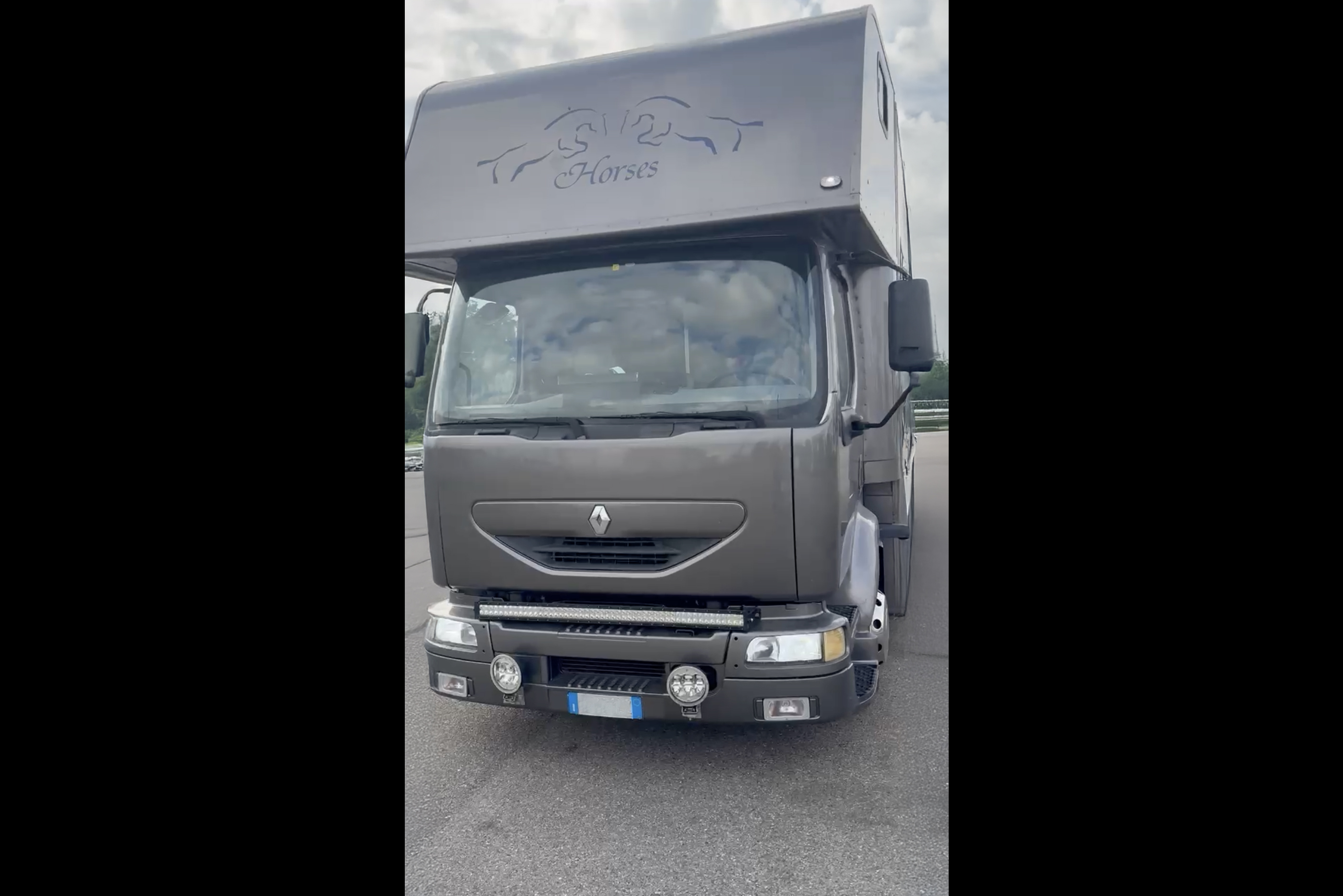 Renault Midlum 5 cavalli, living,gancio traino, USO SPECIALE - Horse Move: la piattaforma per il trasporto cavalli. Noleggia mezzi, trova trasportatori. Confronta prezzi, leggi feedback, paga sicuro.