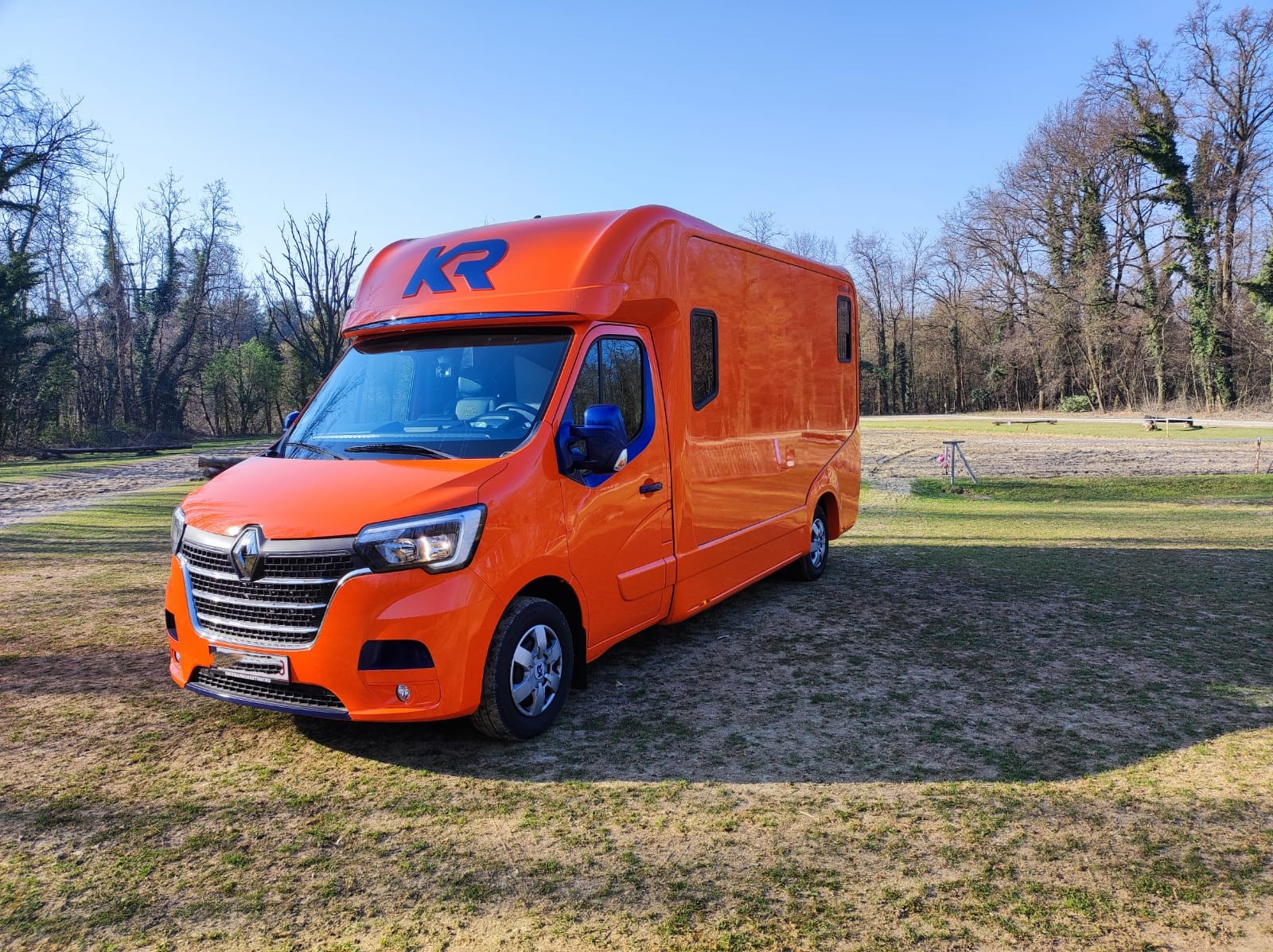 USATO - KRISMAR Renault Master Doppia Cabina Full Optional - 2 Posti - Horse Move: la piattaforma per il trasporto cavalli. Noleggia mezzi, trova trasportatori. Confronta prezzi, leggi feedback, paga sicuro.