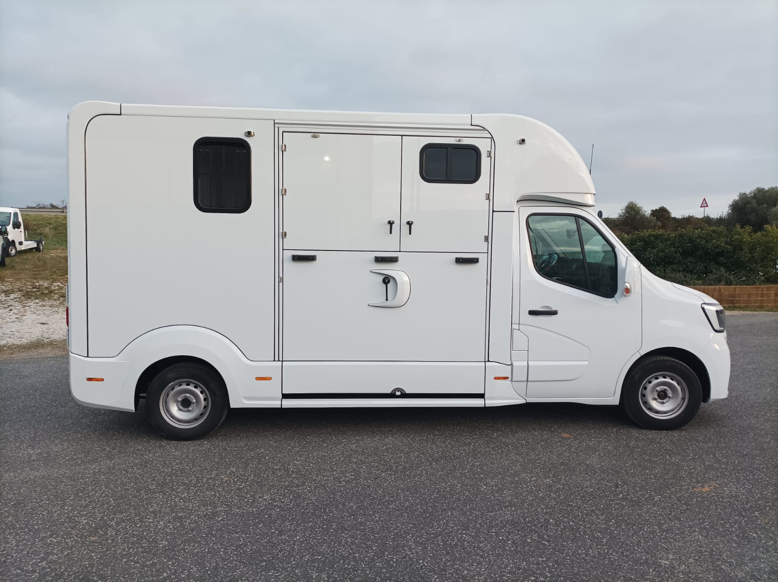 Renault Master cabina singola 2.3l 165cv - gancio traino - Horse Move: la piattaforma per il trasporto cavalli. Noleggia mezzi, trova trasportatori. Confronta prezzi, leggi feedback, paga sicuro.